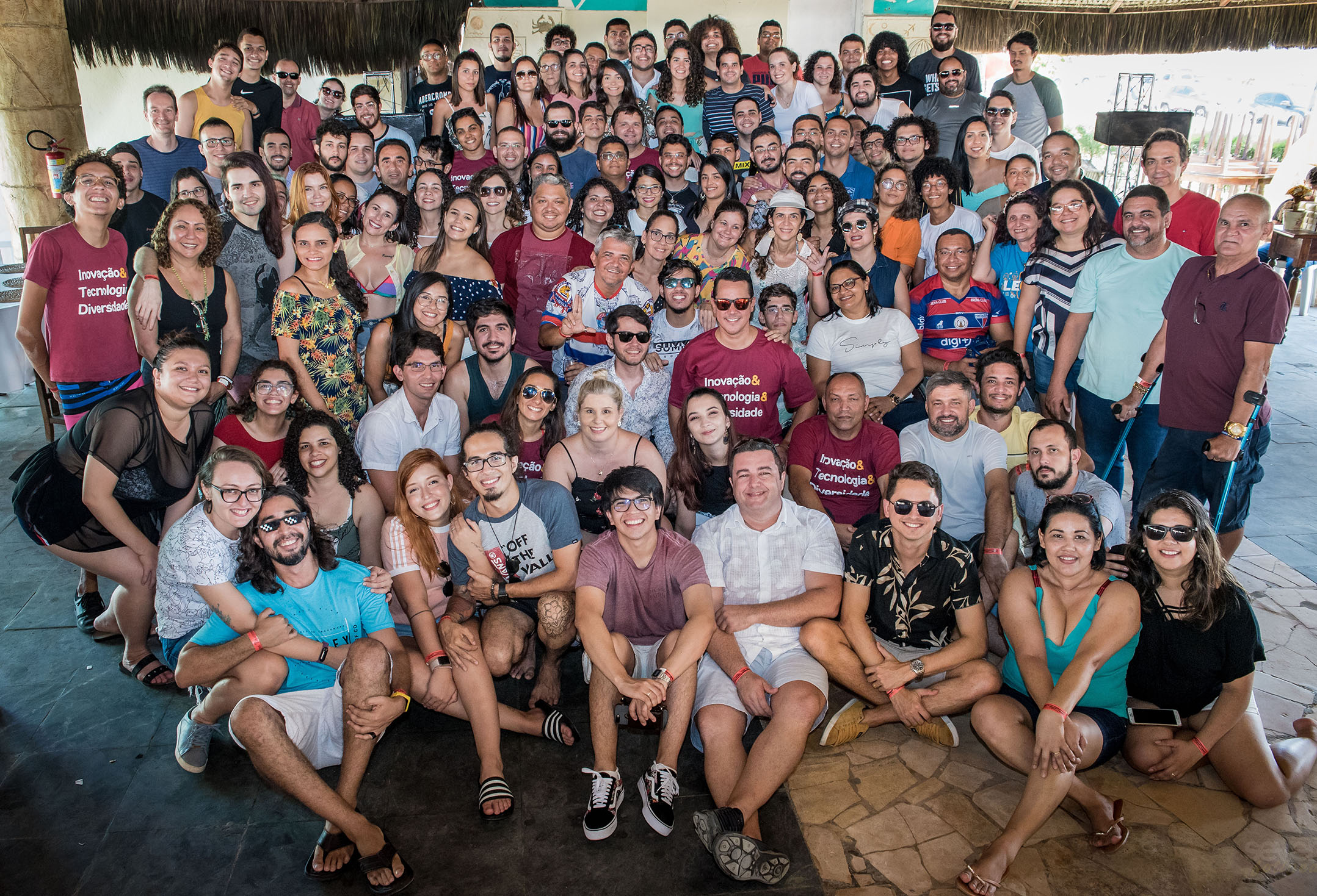 A imagem mostra um grande grupo de funcionários Dell LEAD. Na foto, todos posam sorridentes na festa de confraternização de final de ano de 2019, realizada na Barraca Atlantdiz.